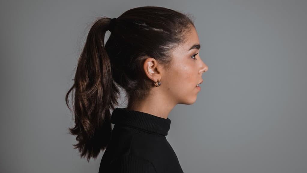 Cum să îți prinzi părul în coadă de cal cu ajutorul extensiilor